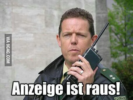 Meme: Polizist spricht in sein Funkgerät, Text ist "Anzeige ist raus"